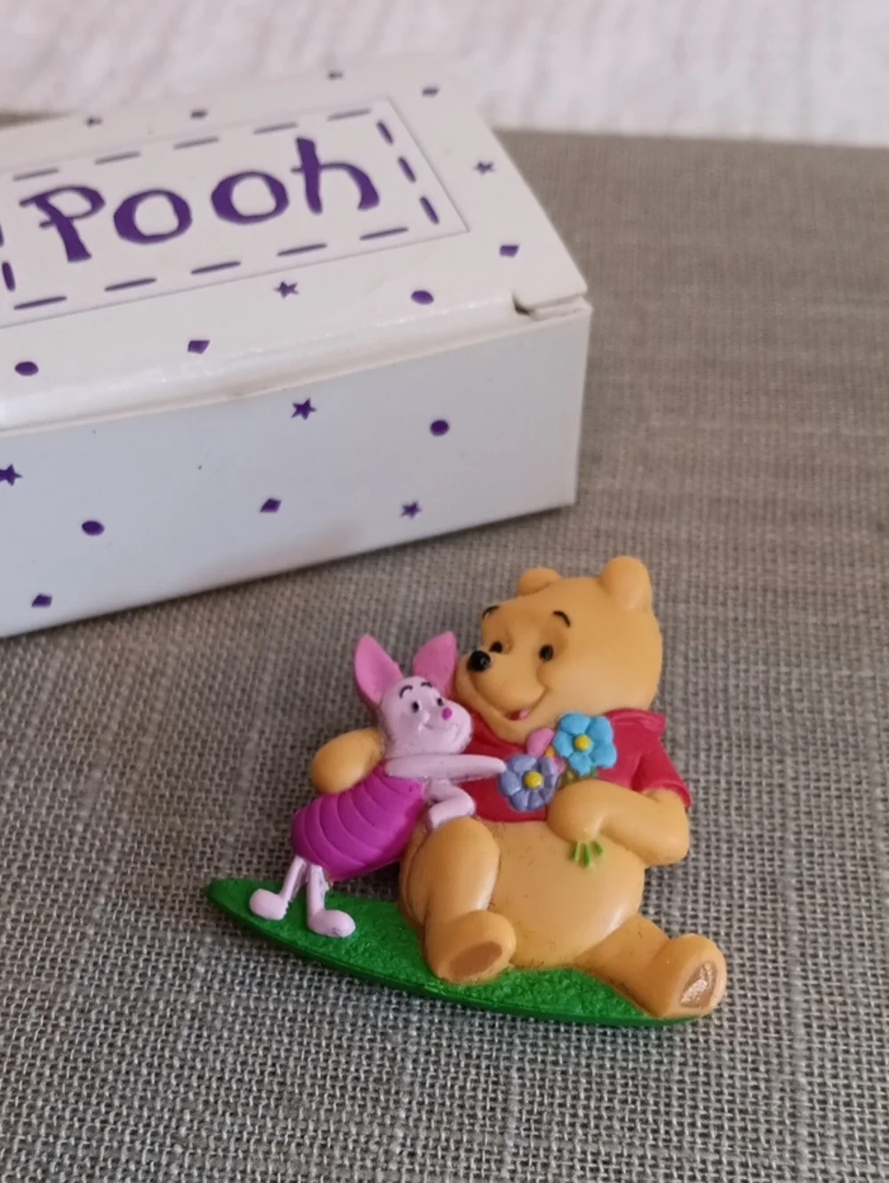 Avon Winnie the Pooh and Piglet Plastic Pin Brooch In Box 1999